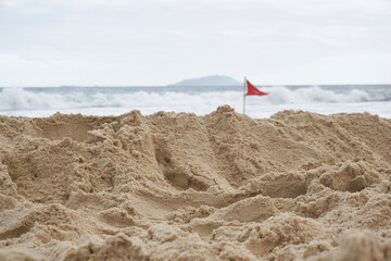 Fototapeta na wymiar banderin de peligro en playa