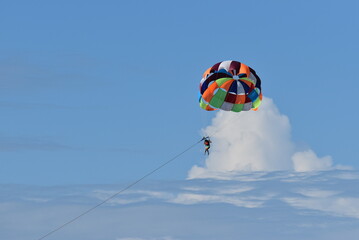 Parasailing en una playa de Ecuador
