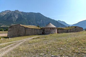 Paysage de montagne sur les sommets du massif du Queyras dans les Alpes du Sud depuis le village de Mont Dauphin fortifié par Vauban