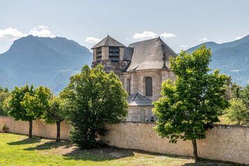 Paysage de montagne sur les sommets du massif du Queyras dans les Alpes du Sud depuis le village de...