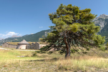Paysage de montagne sur les sommets du massif du Queyras dans les Alpes du Sud depuis le village de Mont Dauphin fortifi&eacute; par Vauban