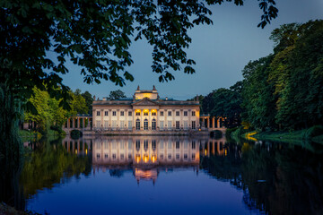 Fototapeta na wymiar Pałac na wodzie w Łazienkach Królewskich