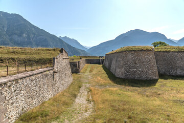 Paysage de montagne sur les sommets du massif du Queyras dans les Alpes du Sud depuis le village de Mont Dauphin fortifi&eacute; par Vauban