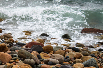 Cantos rodados y oleaje en una playa mexicana.