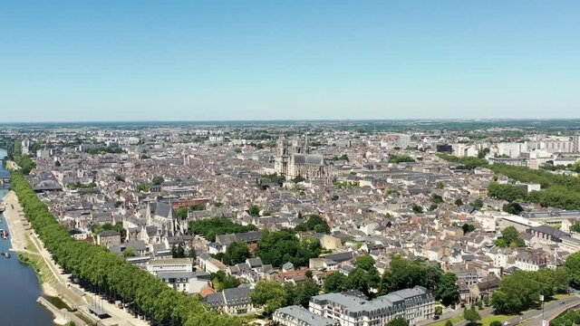 survol d'Orl&eacute;ans et des bords de Loire