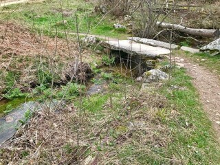 Puente artesanal y rudimentario sobre un río de Galicia