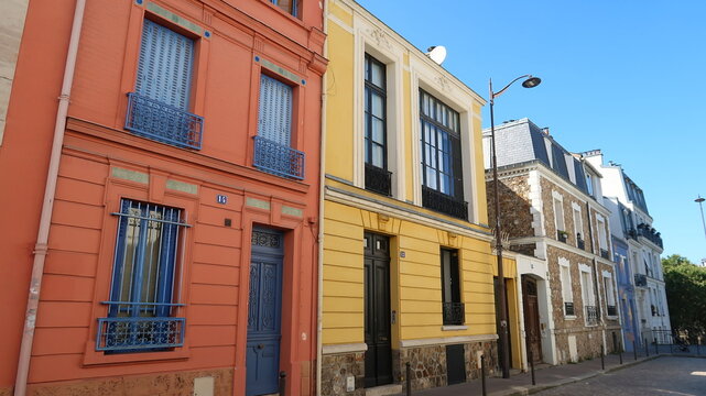 Façades de maisons colorées, rouge et jaune, dans la pittoresque rue des Artistes à Paris (France)