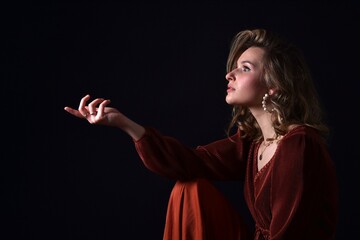 Jolie jeune femme qui attrape la lumière 