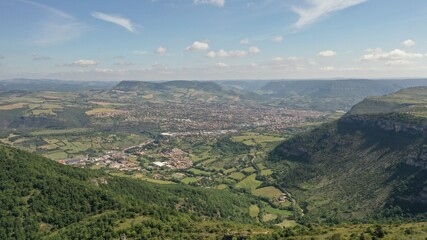 Obraz premium Millau et viaduc de Millau en vue aérienne