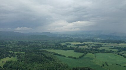 Fototapeta premium parc naturel des volcans d'Auvergne vue aérienne