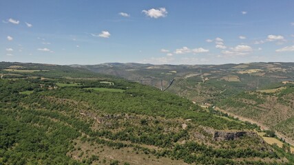 Survol de l'Aveyron à Millau et du plateau du Larzac