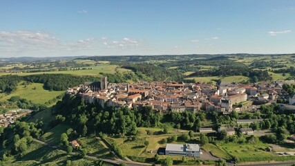 Survol de Saint-Flour dans le Cantal