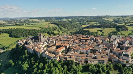 Fototapeta premium Survol de Saint-Flour dans le Cantal