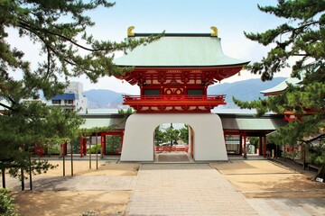 下関市の赤間神宮水天門