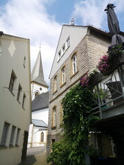 Schmale Gasse zwischen alten Häusern mit dem Kirchturm der Alexanderkirche in der Altstadt von...