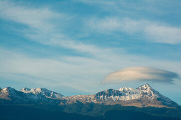 Fototapeta na wymiar Volcán Nevado de Toluca que se encuentra en un clima boscoso de méxico, su nombre en náhuatl es xinantecatl, el volcán tiene nieve en la parte superior de la montaña donde también tiene un lago 