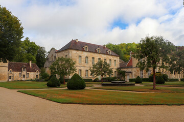 Fototapeta na wymiar Bourgogne - Côte-d'Or - Montbard - Marmagne - Abbaye de Fontenay - Logis abbatial