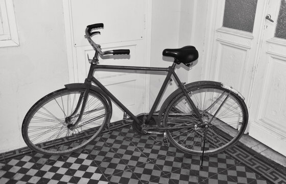 Black and white picture of an old bike