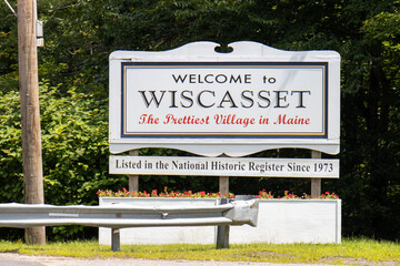 sign welcome to Wiscasset Maine