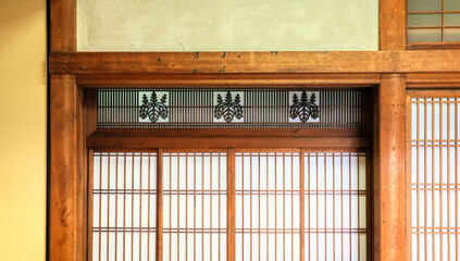 京都、建仁寺大書院の欄間桐紋格子