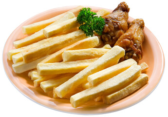Mandioca em tiras, fritas com frango a passarinho em fundo branco para recorte.