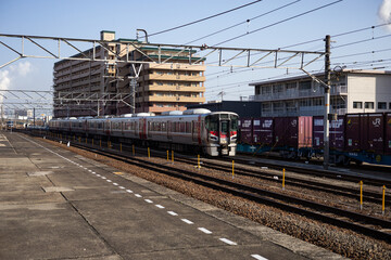 EOSRP、広島県呉線港、列車と分かりずらい日差し。