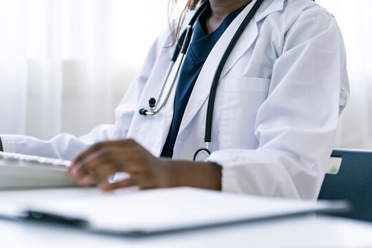 キーボードを打つアフリカ系外国人の女医