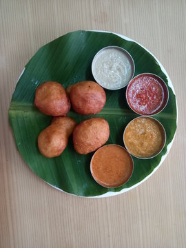 Mysure bonda, bonda, sambar,  chutney, karam chutney, tomato chutney 