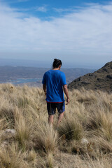 Naklejka premium SENDERISMO EN CERRO O MONTAÑA