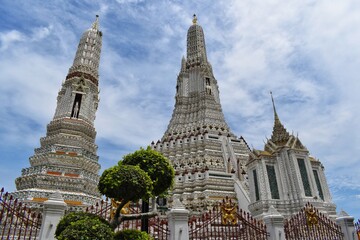 Fototapeta premium Phra Prang at Wat Arun, Beautiful tourist attraction in Bangkok, THAILAND. Regarded as the most elegant and outstanding art Constructed by skilled craftsmen.