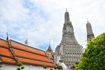 Fototapeta premium Phra Prang at Wat Arun, Beautiful tourist attraction in Bangkok, THAILAND. Regarded as the most elegant and outstanding art Constructed by skilled craftsmen.