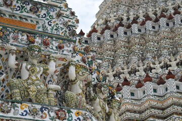 Obraz premium A sculpture decorated of Phra Prang at Wat Arun, Bangkok. One of the highlight tourist attractions in Thailand.