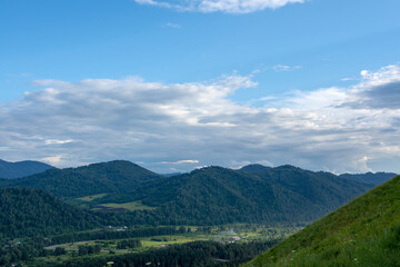 Naklejka premium white fluffy clouds on blue sky and mountain peaks