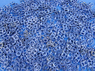 大量のプルタブ