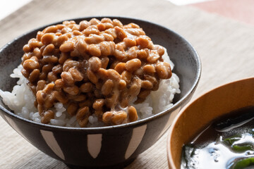 納豆ご飯とわかめの味噌汁