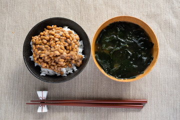 納豆ご飯とわかめの味噌汁
