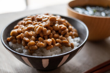 納豆ご飯とわかめの味噌汁