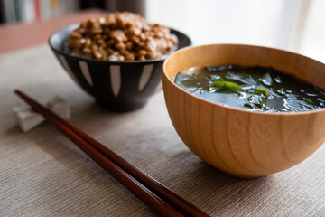 納豆ご飯とわかめの味噌汁