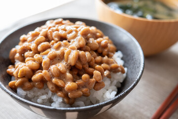 納豆ご飯とわかめの味噌汁