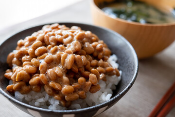 納豆ご飯とわかめの味噌汁