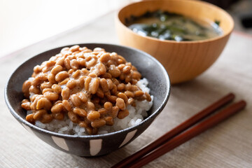 納豆ご飯とわかめの味噌汁