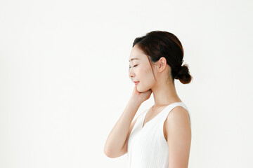 Fototapeta premium 効果を実感する女性 フェイシャルエステ スキンケアイメージ