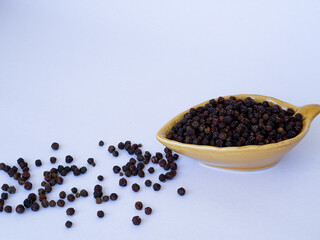 Fototapeta na wymiar black pepper in a bowl