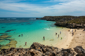 クオッカで有名なオーストラリア・パースのロットネスト島を観光している風景 A view of sightseeing on Rottnest Island in Perth, Australia, famous for its quokka.