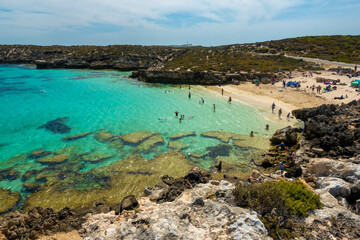 クオッカで有名なオーストラリア・パースのロットネスト島を観光している風景 A view of sightseeing on Rottnest Island in Perth, Australia, famous for its quokka.