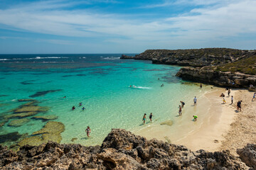 クオッカで有名なオーストラリア・パースのロットネスト島を観光している風景 A view of sightseeing on Rottnest Island in Perth, Australia, famous for its quokka.