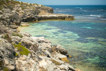 クオッカで有名なオーストラリア・パースのロットネスト島を観光している風景 A view of sightseeing on Rottnest Island in Perth, Australia, famous for its quokka.