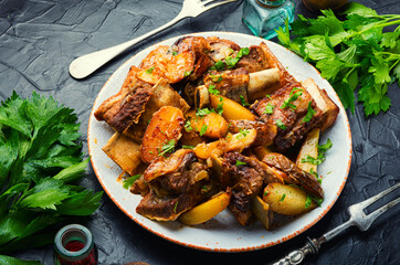 Beef ribs stewed with potatoes.