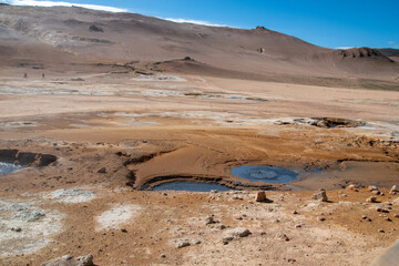 Geothermalgebiet Hverarönd / Hverir am Námafjall auf Island ist bekannt für sprudelnde Schlammbecken und dampfende Fumarolen aus denen Schwefelgas austritt. Früher wurde hier Schwefel abgebaut.