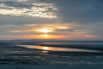 Sonnenaufgang im Wattenmeer, Mont Saint Michel, Unesco-Welterbe, Frankreich..
